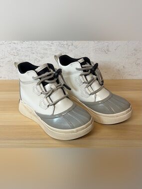 Sorel Kids In and About White and Gray Waterproof Duck-Style Boots